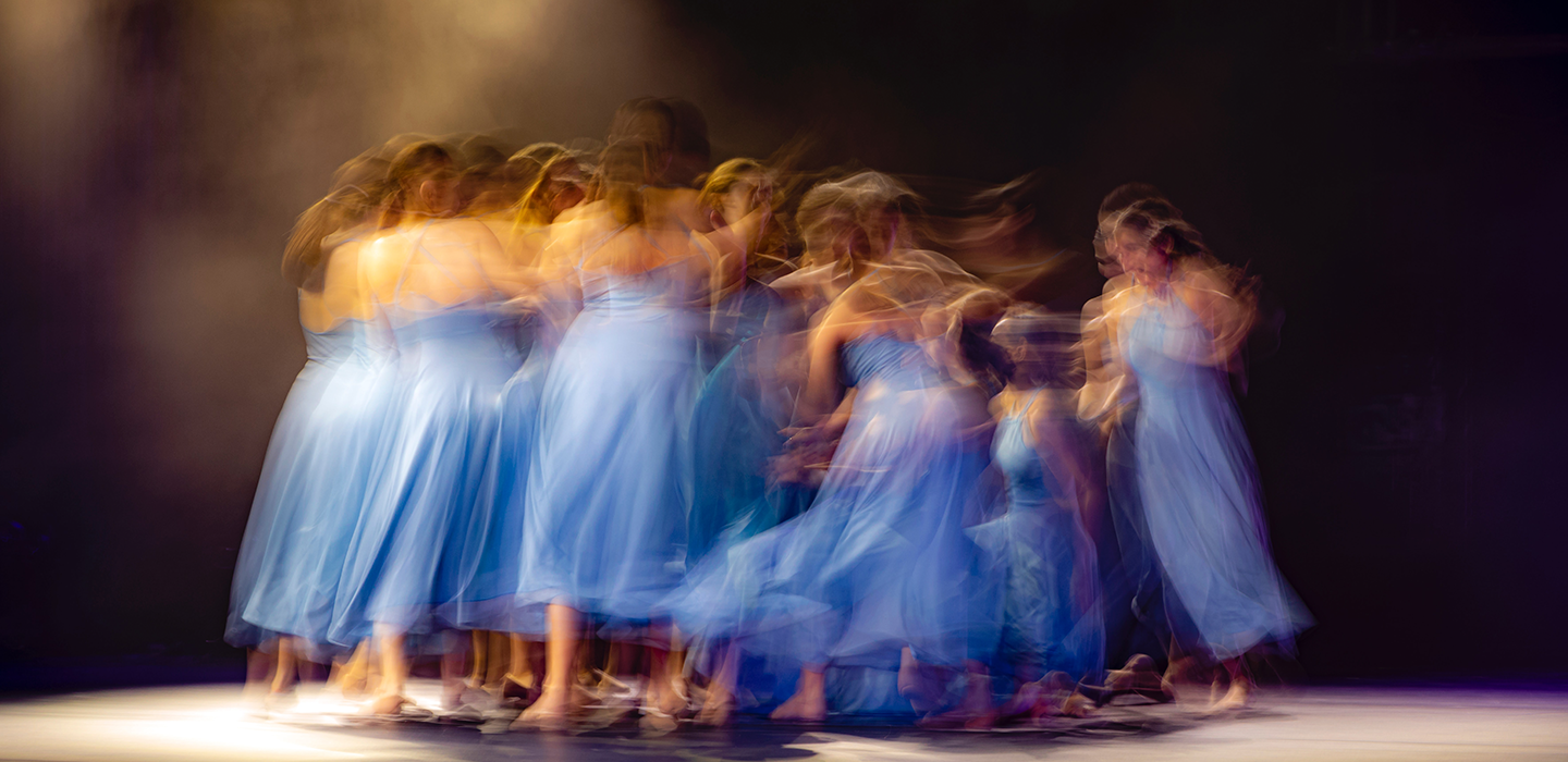 Fotografi: bildet viser en gjeng med ballerinadansere i blått